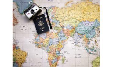 Grafika z paszportem i starym aparatem fotograficznym leżącymi na mapie